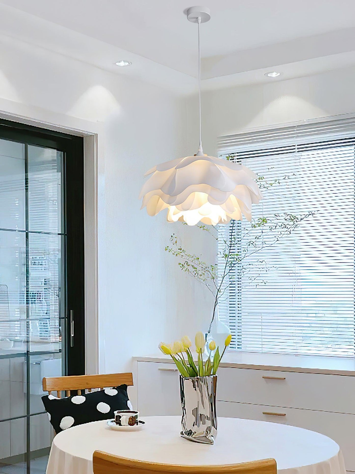 Flower-Shaped White Pendant Light – Elegant LED Ceiling Lamp with Adjustable Height