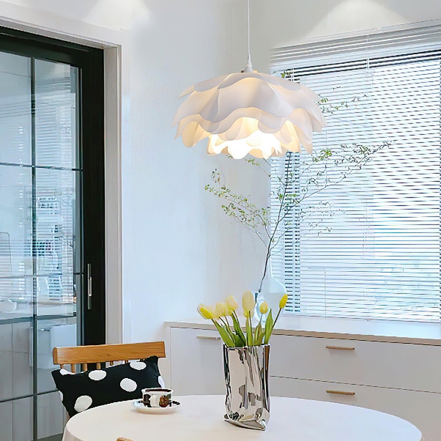 Flower-Shaped White Pendant Light – Elegant LED Ceiling Lamp with Adjustable Height